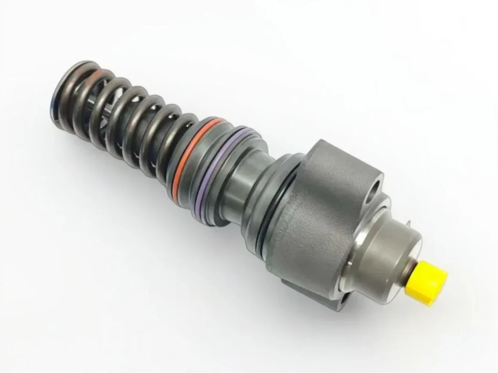 DAF-Paccar-Engine-Pump-BEBU5A00000-1DA00000-64-Angle-View-2 Detailed perspective view of Delphi system unit pump BEBU5A00000 (1DA00000-64) for DAF trucks, showcasing the yellow protective plug, precision sealing rings, and heavy-duty spring.