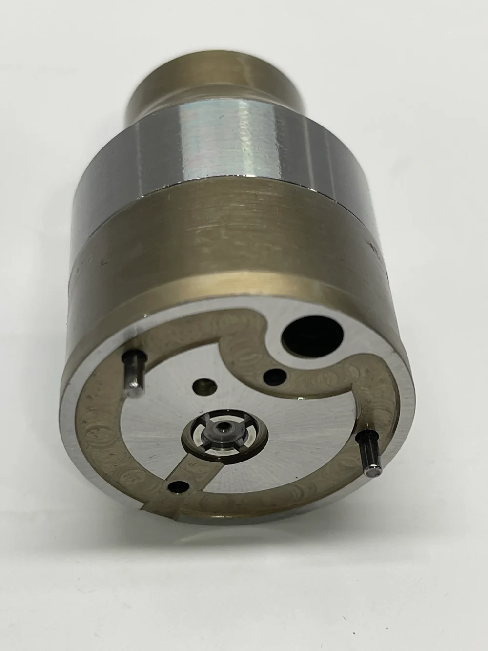 dlw-valve-cv7001-7135-588-bottom-pins Bottom close-up view of DLW CV7001 valve showing high-strength dual alignment pins and precision-honed central plunger bore.