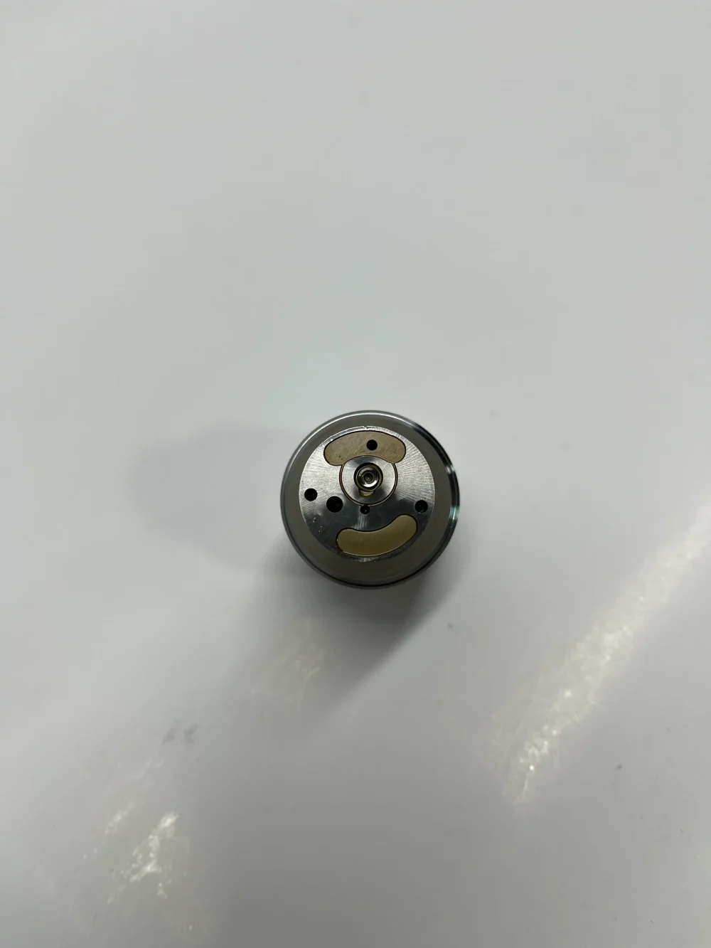 dlw-valve-cv7001-7135-588-top-detail Top view of DLW CV7001 control valve displaying high-precision lapped surface and multi-hole fuel passage design.