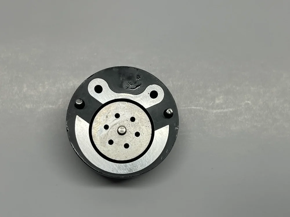 dlw-valve-cv7006-7206-1013-top-view Macro top view of DLW CV7006 valve seating surface, showing high-precision internal fluid orifices and locating pins.