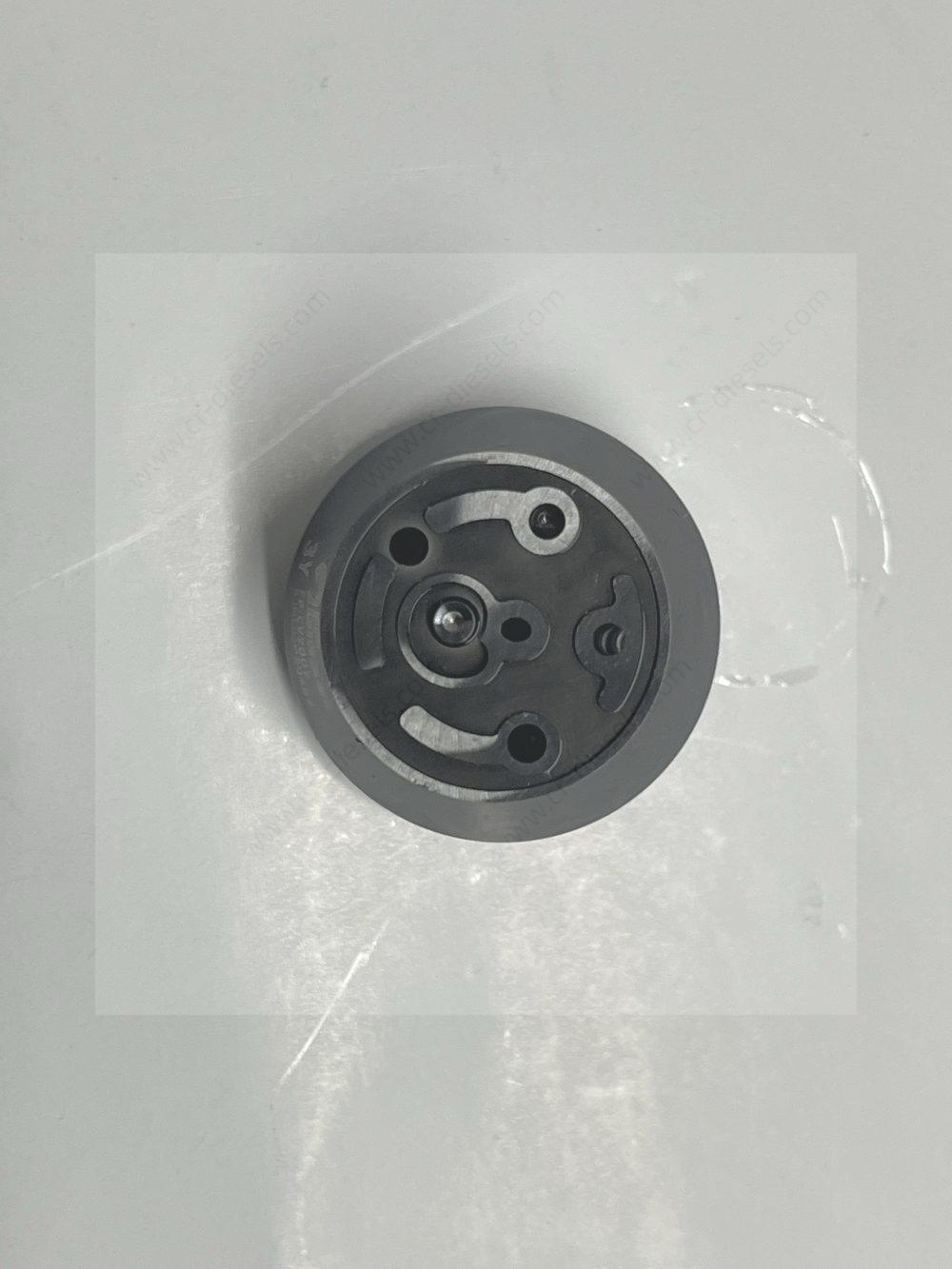 dlw-valve-cv7007-7206-0936-top-view Top internal surface detail of DLW CV7007 valve, showcasing ultra-precise fluid channels and center orifice.